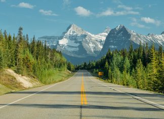 Four stunning ski road trips of North America Icefields Pkwy from Jasper to Banff, Canadian Rocky Mountains, Alberta, Canada