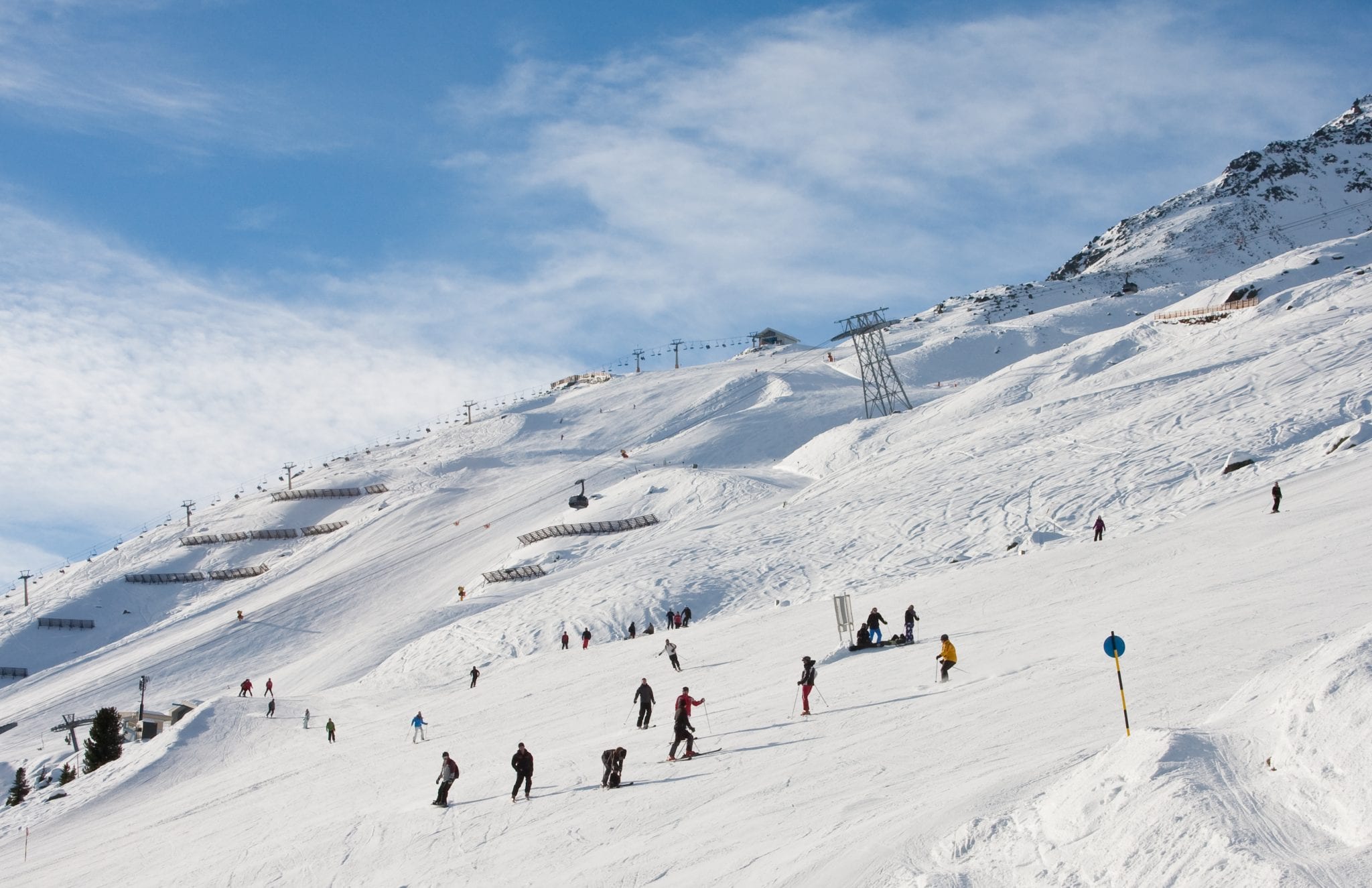 Two die in avalanche on opening day at S lden ski resort in