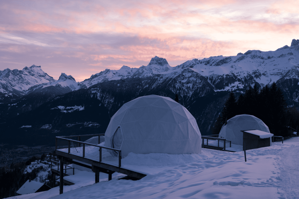 Iglus, Kapseln, Züge und Weinfässer – die coolsten Skihotels der Schweiz