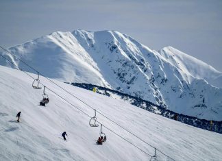 Police advise alternative route to Hotham and Falls Creek during man hunt
