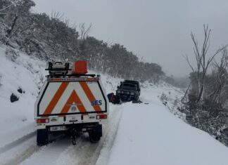 SES in mid-rescue of 20 stranded travellers in deep snow near Hotham